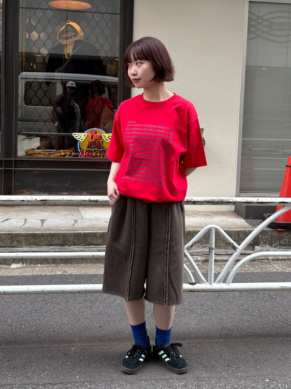 レッド系のTシャツ/カットソー、ブラウン系のスウェットパンツを着用したレディースの夏コーディネートの2枚目の写真