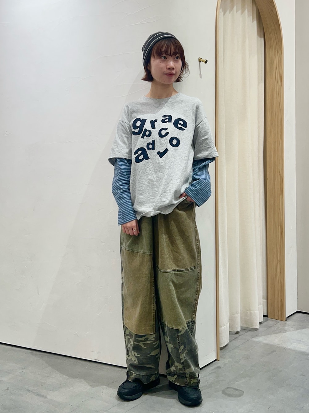 グレー系のTシャツ/カットソー、グリーン系のその他パンツ、グレー系のニットキャップ/ビーニーを着用したレディースの秋コーディネートの2枚目の写真