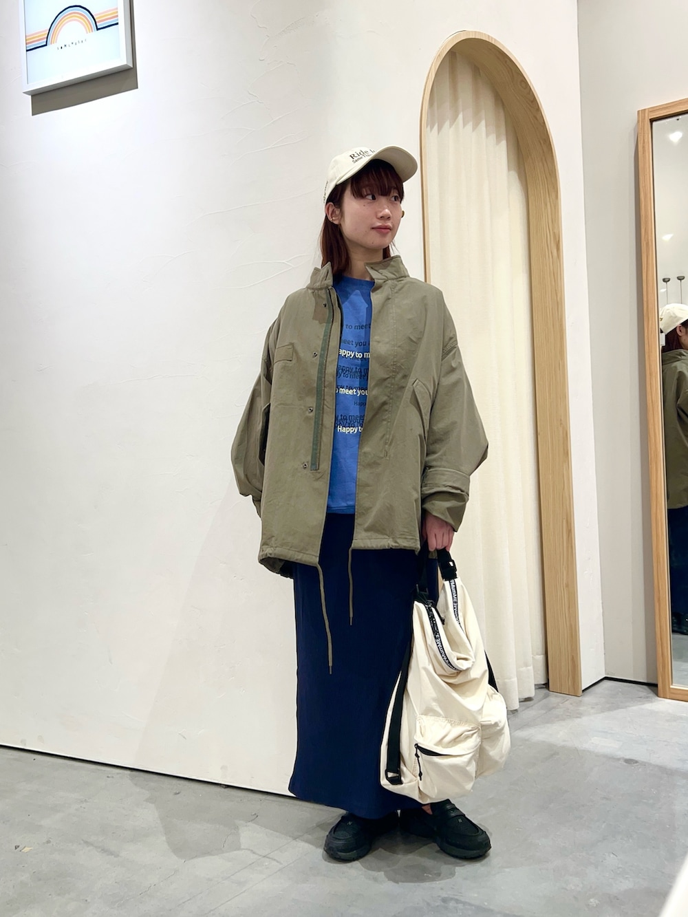「古着MIX、春コーデ、モッズコート、モッズコート カーキ、m65、M65、大人カジュアルコーデ、-3kg、リブスカート、スッキリシルエット、ネイビー、ネイビースカート、ユニセックス、ユニセックスコーデ、低身長」｜「CIAOPANIC TYPYの【2025年S/S新作】LOGO刺繍プチプラキャップ（キャップ、ホワイト系）」を使った、kimura_no_fukuさん（レディース・155cm）の春コーディネートの2枚目の写真