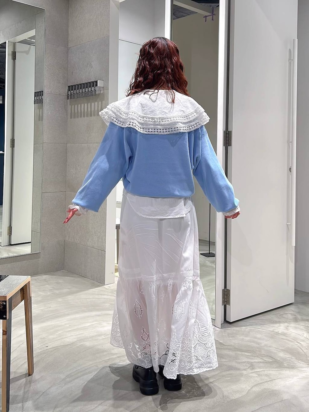 ブラック系のローファー、ホワイト系のシャツ/ブラウス、ホワイト系のスカートを着用したレディースの春コーディネートの5枚目の写真