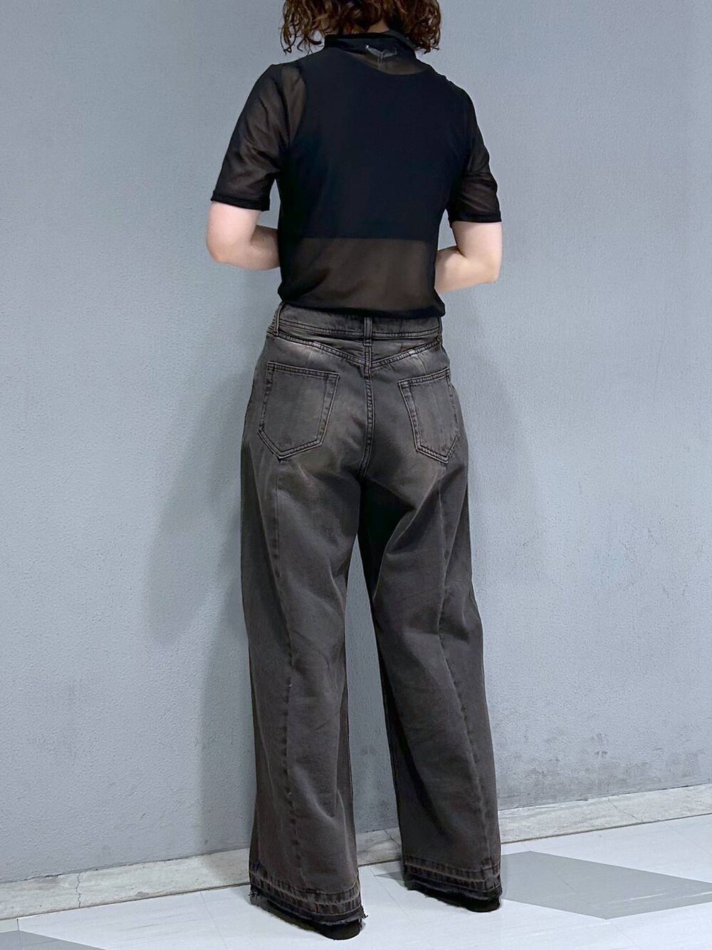 ブラック系のTシャツ/カットソー、ブラック系のデニムパンツを着用したレディースの夏コーディネートの4枚目の写真