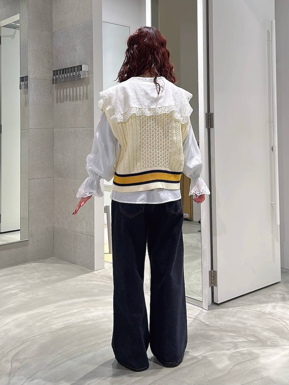 ブラック系のローファー、ブラック系のデニムパンツ、ホワイト系のシャツ/ブラウスを着用したレディースの春コーディネートの5枚目の写真