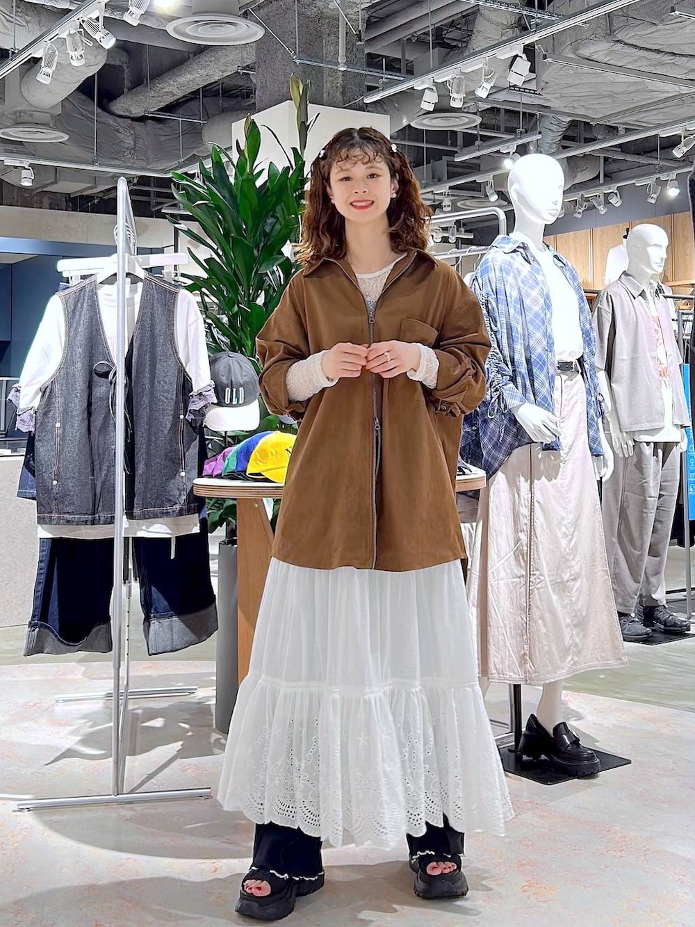 ブラック系のサンダル、ブラック系のスウェットパンツ、ホワイト系のTシャツ/カットソーを着用したレディースの秋コーディネートの4枚目の写真