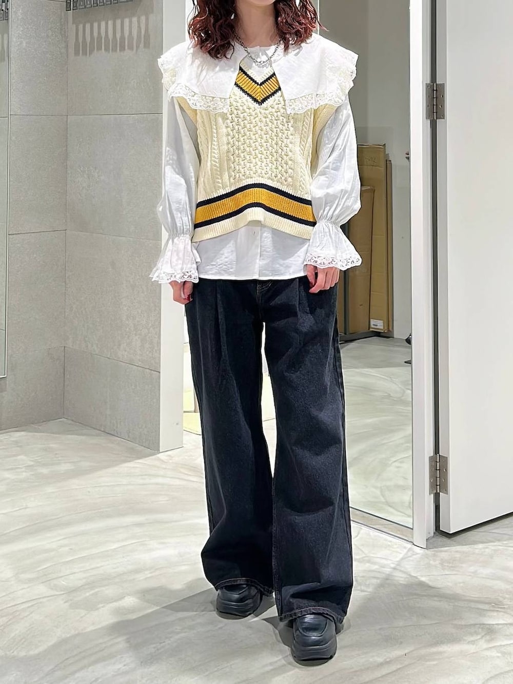 ブラック系のローファー、ブラック系のデニムパンツ、ホワイト系のシャツ/ブラウスを着用したレディースの春コーディネートの2枚目の写真