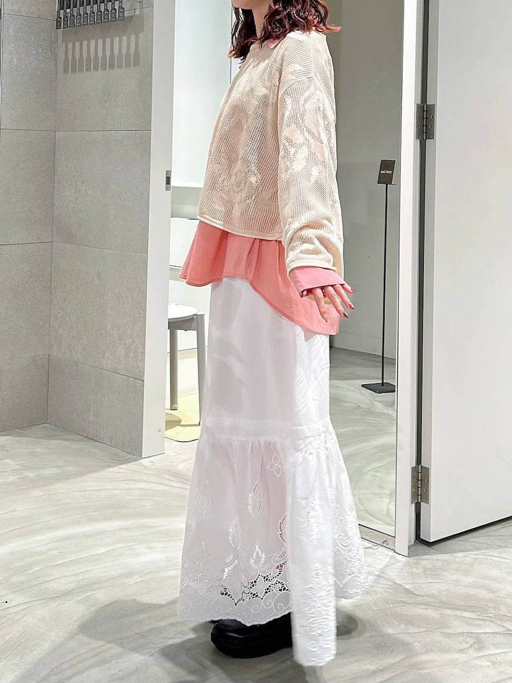 ブラック系のローファー、ピンク系のシャツ/ブラウス、ホワイト系のスカートを着用したレディースの春コーディネートの3枚目の写真