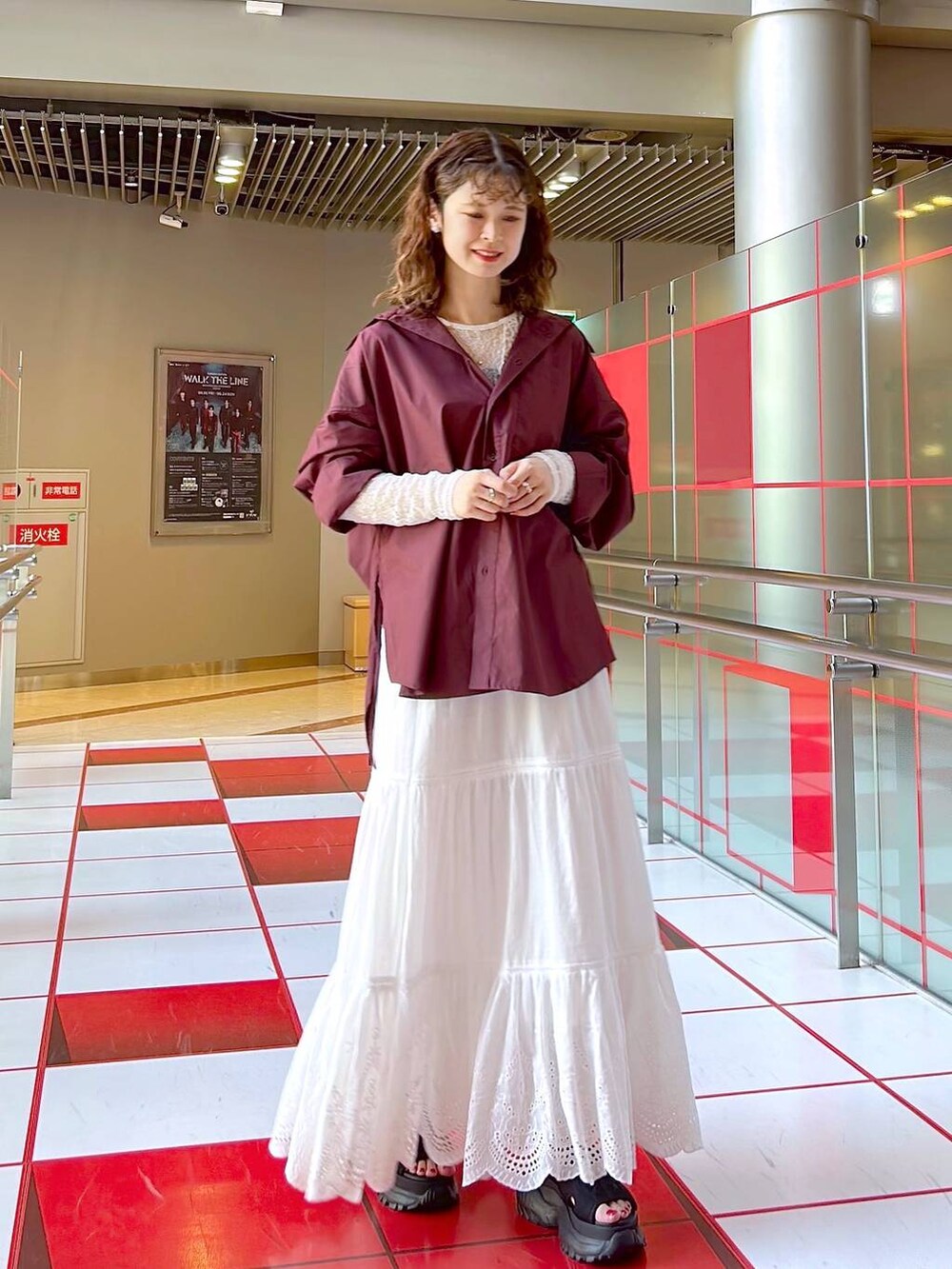 ブラック系のサンダル、ホワイト系のTシャツ/カットソー、レッド系のシャツ/ブラウスを着用したレディースの秋コーディネートの3枚目の写真