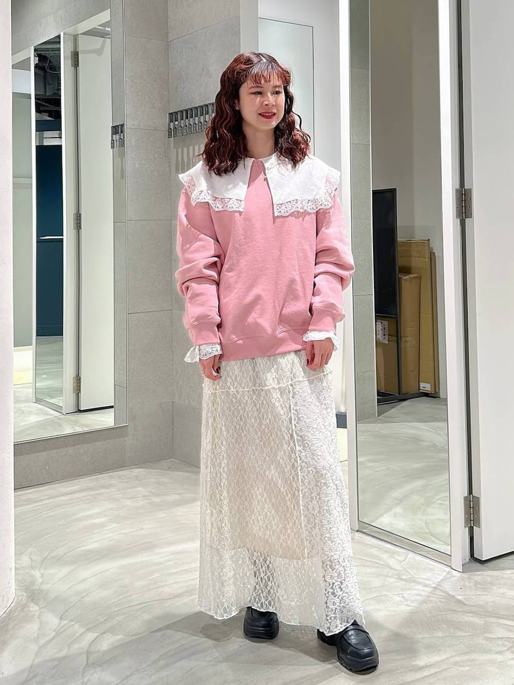 ブラック系のローファー、ホワイト系のスカート、ホワイト系のシャツ/ブラウスを着用したレディースの春コーディネートの4枚目の写真