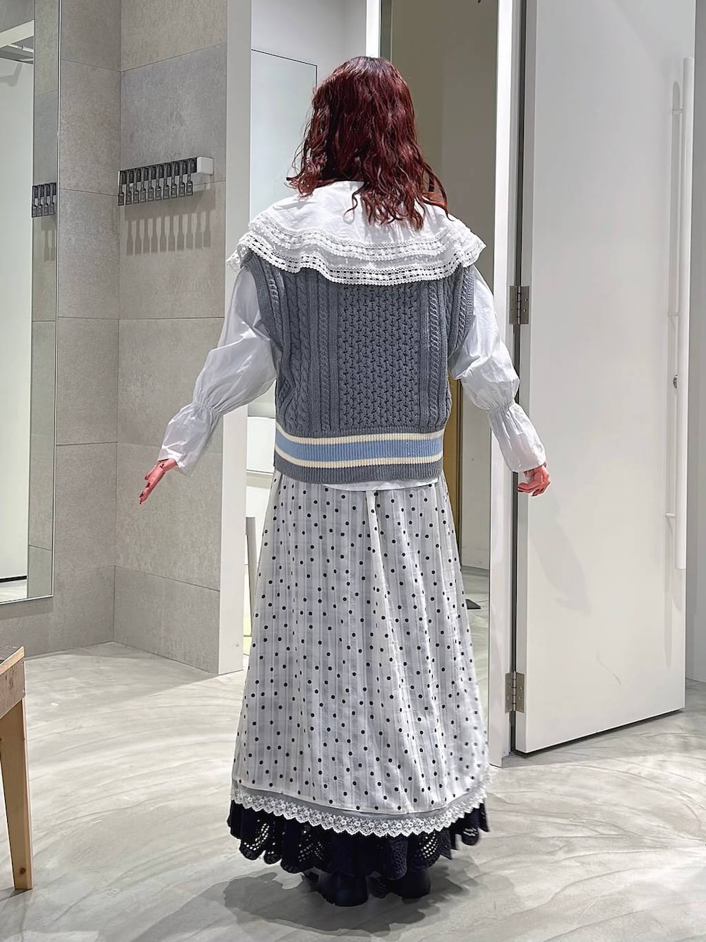 ブラック系のローファー、ホワイト系のシャツ/ブラウス、ホワイト系のワンピースを着用したレディースの春コーディネートの5枚目の写真