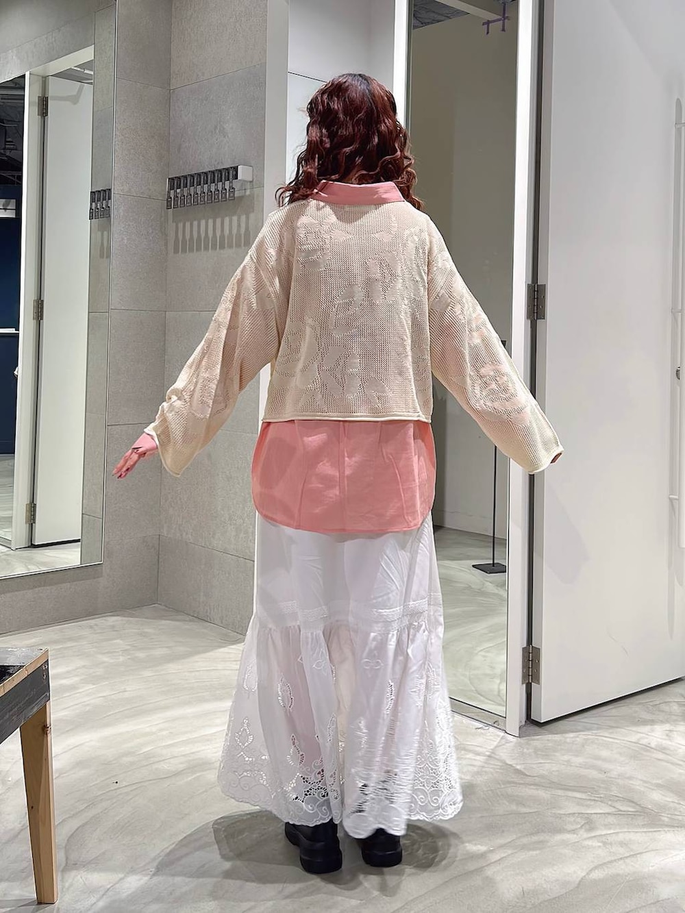 ブラック系のローファー、ピンク系のシャツ/ブラウス、ホワイト系のスカートを着用したレディースの春コーディネートの5枚目の写真