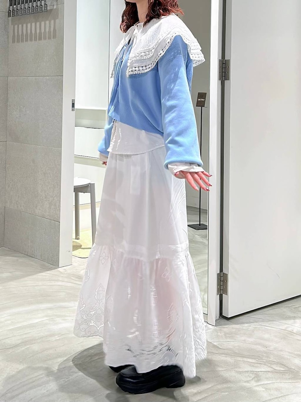 ブラック系のローファー、ホワイト系のシャツ/ブラウス、ホワイト系のスカートを着用したレディースの春コーディネートの3枚目の写真