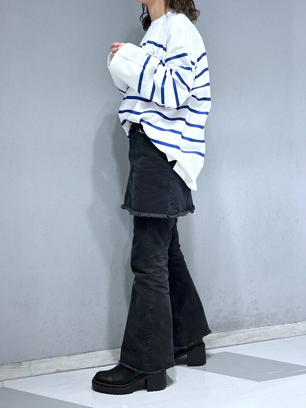 ホワイト系のTシャツ/カットソー、ブラック系のデニムパンツを着用したレディースの春コーディネートの3枚目の写真