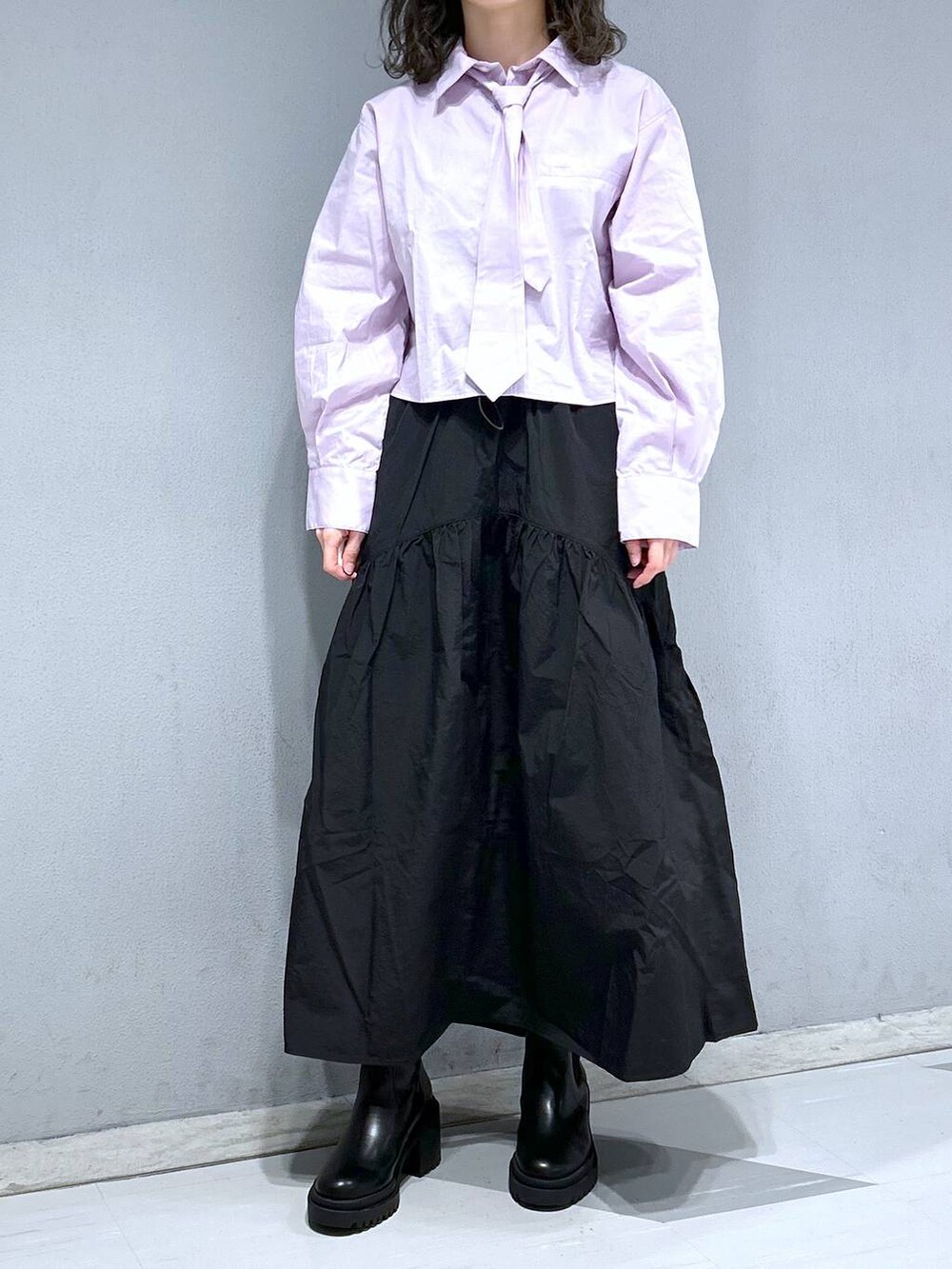 ピンク系のシャツ/ブラウス、ブラック系のスカートを着用したレディースの春コーディネートの2枚目の写真