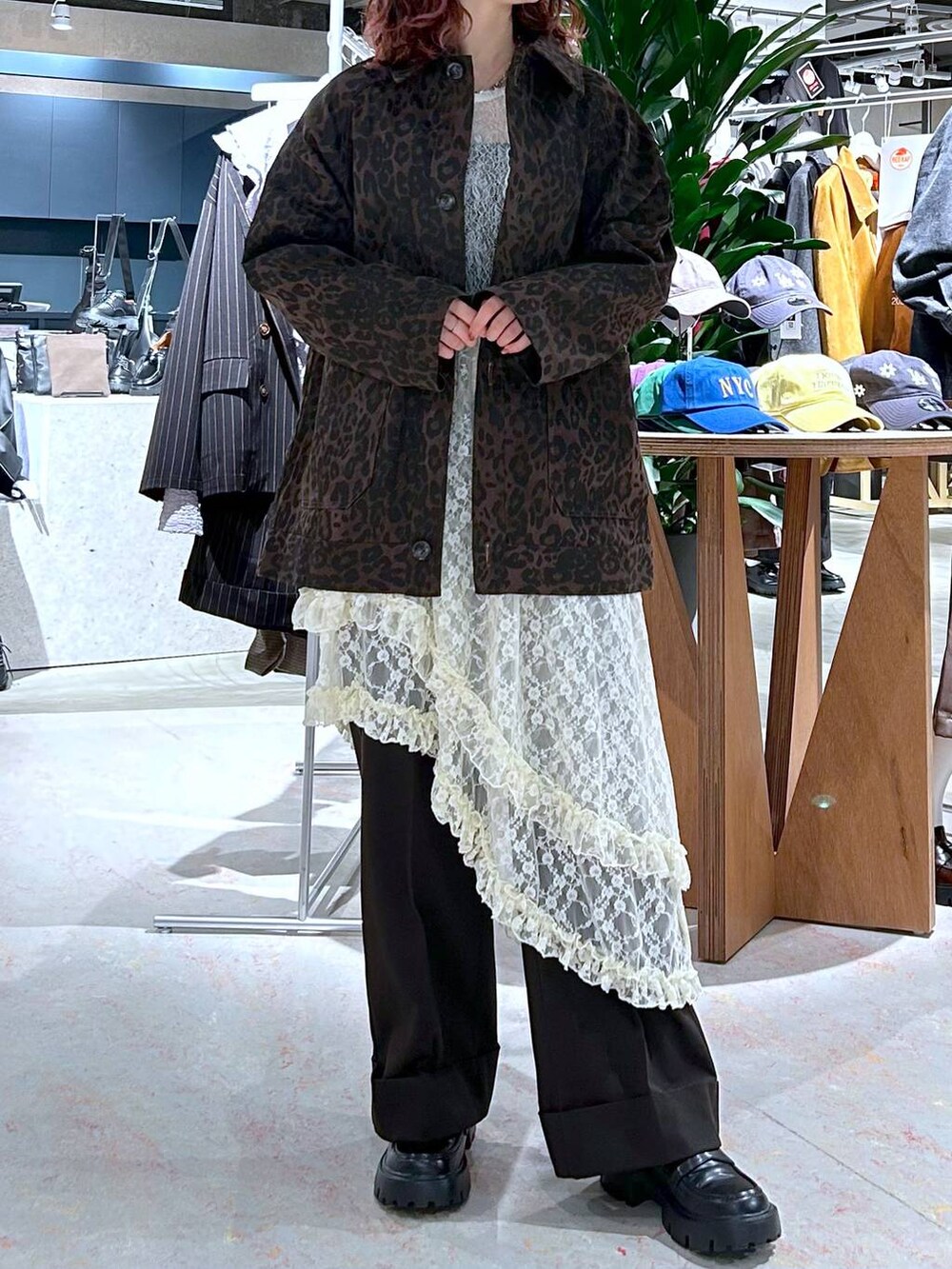 ブラック系のローファー、ホワイト系のスカート、ホワイト系のTシャツ/カットソーを着用したレディースの秋コーディネートの2枚目の写真