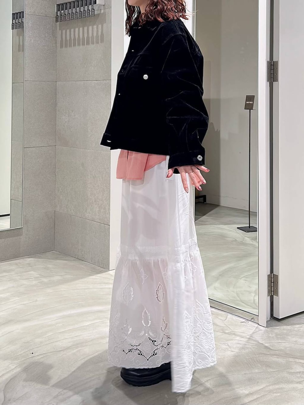 ブラック系のローファー、ピンク系のシャツ/ブラウス、ブラック系のブルゾンを着用したレディースの春コーディネートの3枚目の写真