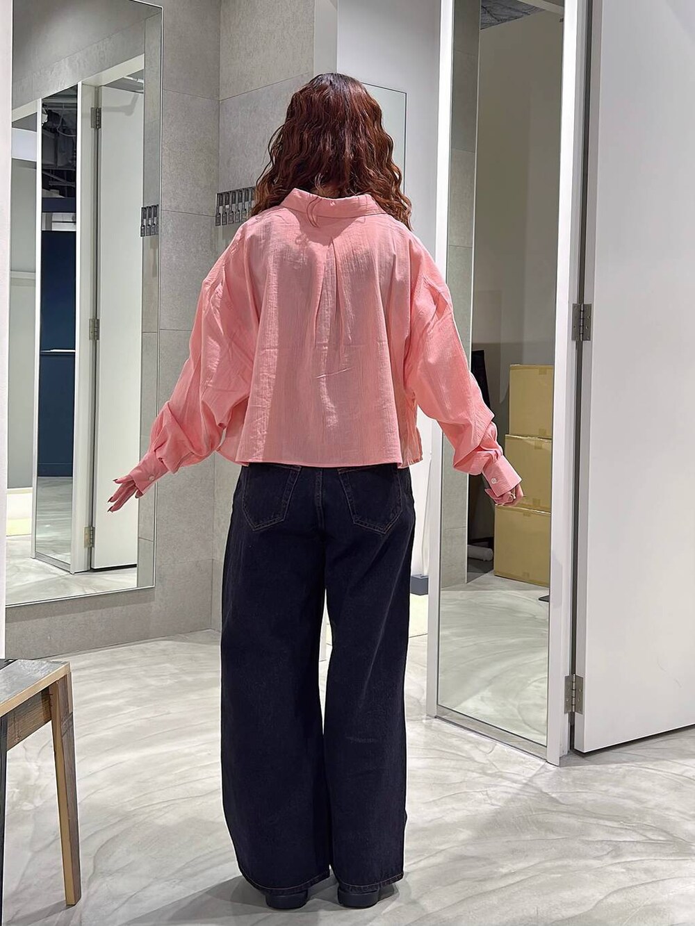 ブラック系のローファー、ピンク系のシャツ/ブラウス、ブラック系のデニムパンツを着用したレディースの春コーディネートの5枚目の写真