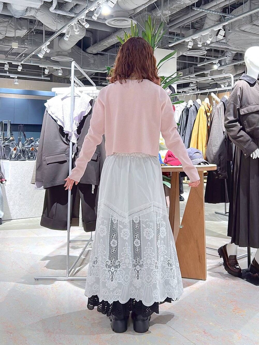 ブラック系のローファー、ピンク系のカーディガン/ボレロ、ブラック系のスカートを着用したレディースの秋コーディネートの5枚目の写真