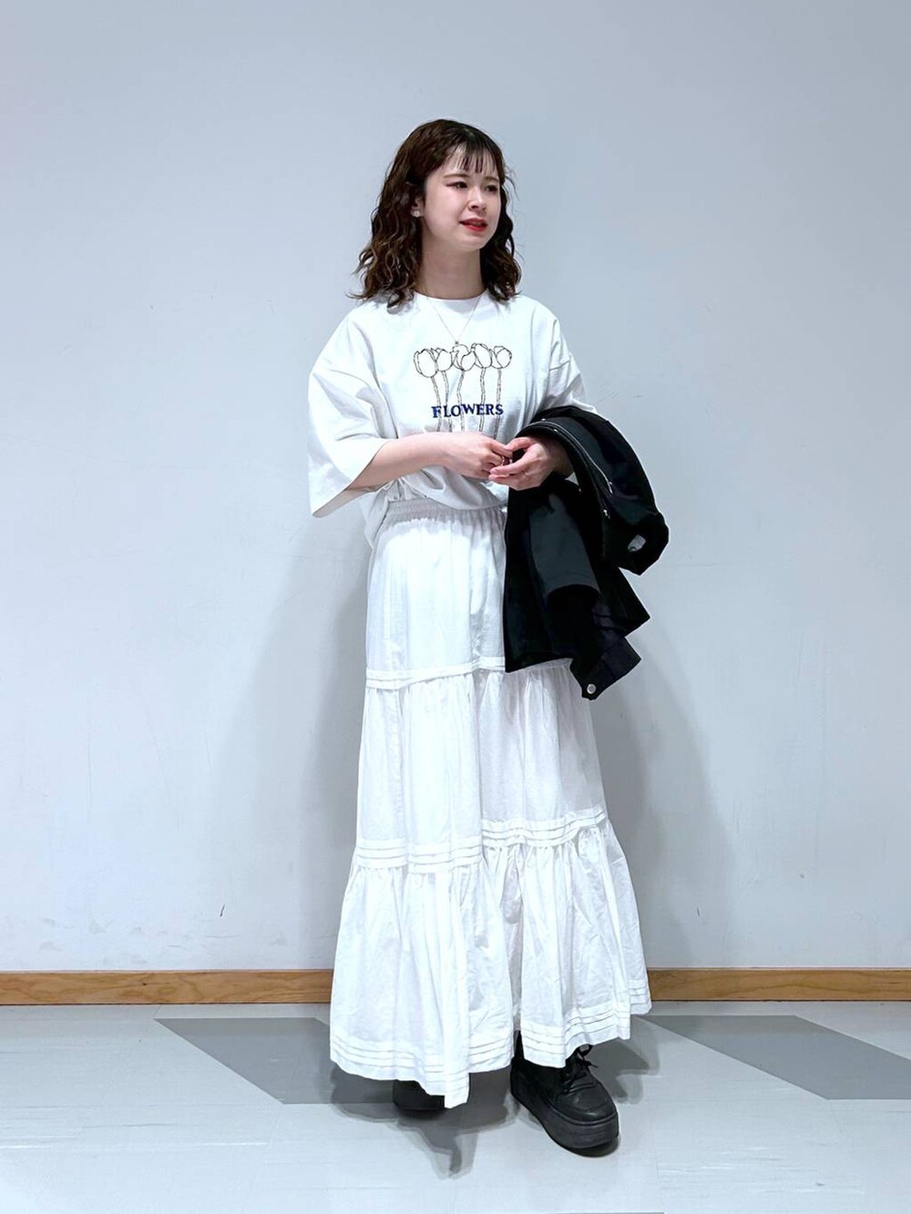 「骨格ウェーブ、高身長、体型カバー、韓国系、ユニセックス、モテ、カジュアル、ワンピース、ロングスカート、RAGEBLUE」｜「RAGEBLUEの2WAY/バックフリルデザイン/ショートモッズコート（モッズコート、ブラック系）」を使った、理咲さん（レディース・163cm）の春コーディネートの4枚目の写真