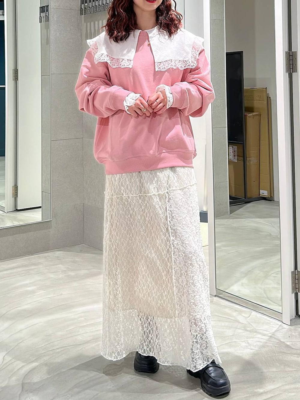 ブラック系のローファー、ホワイト系のスカート、ホワイト系のシャツ/ブラウスを着用したレディースの春コーディネートの2枚目の写真