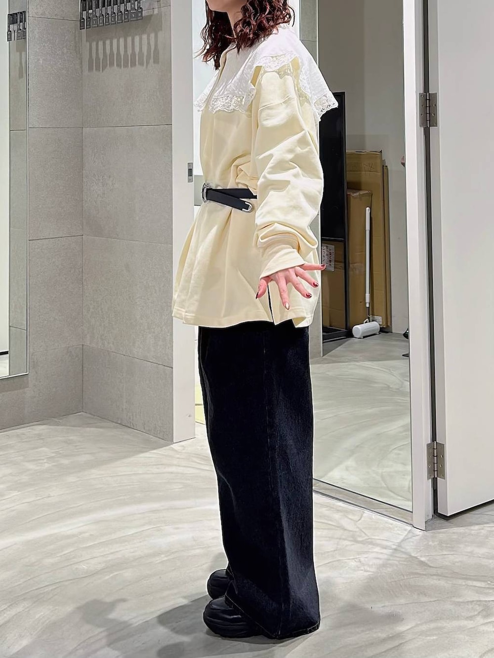 ブラック系のローファー、ブラック系のデニムパンツ、ホワイト系のシャツ/ブラウスを着用したレディースの春コーディネートの3枚目の写真