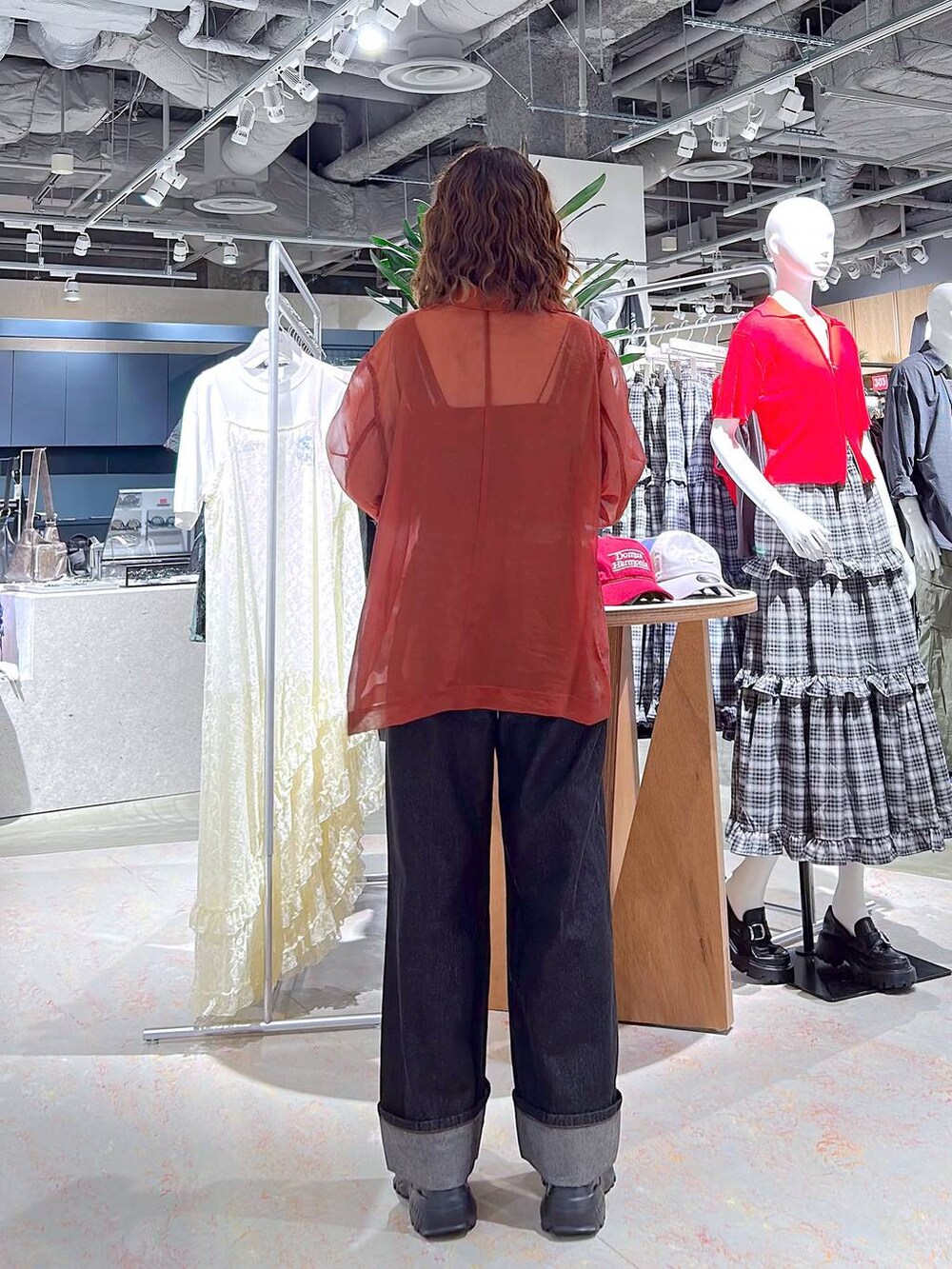 ブラック系のデニムパンツ、ブラック系のベスト、ブラック系のサンダルを着用したレディースの秋コーディネートの5枚目の写真