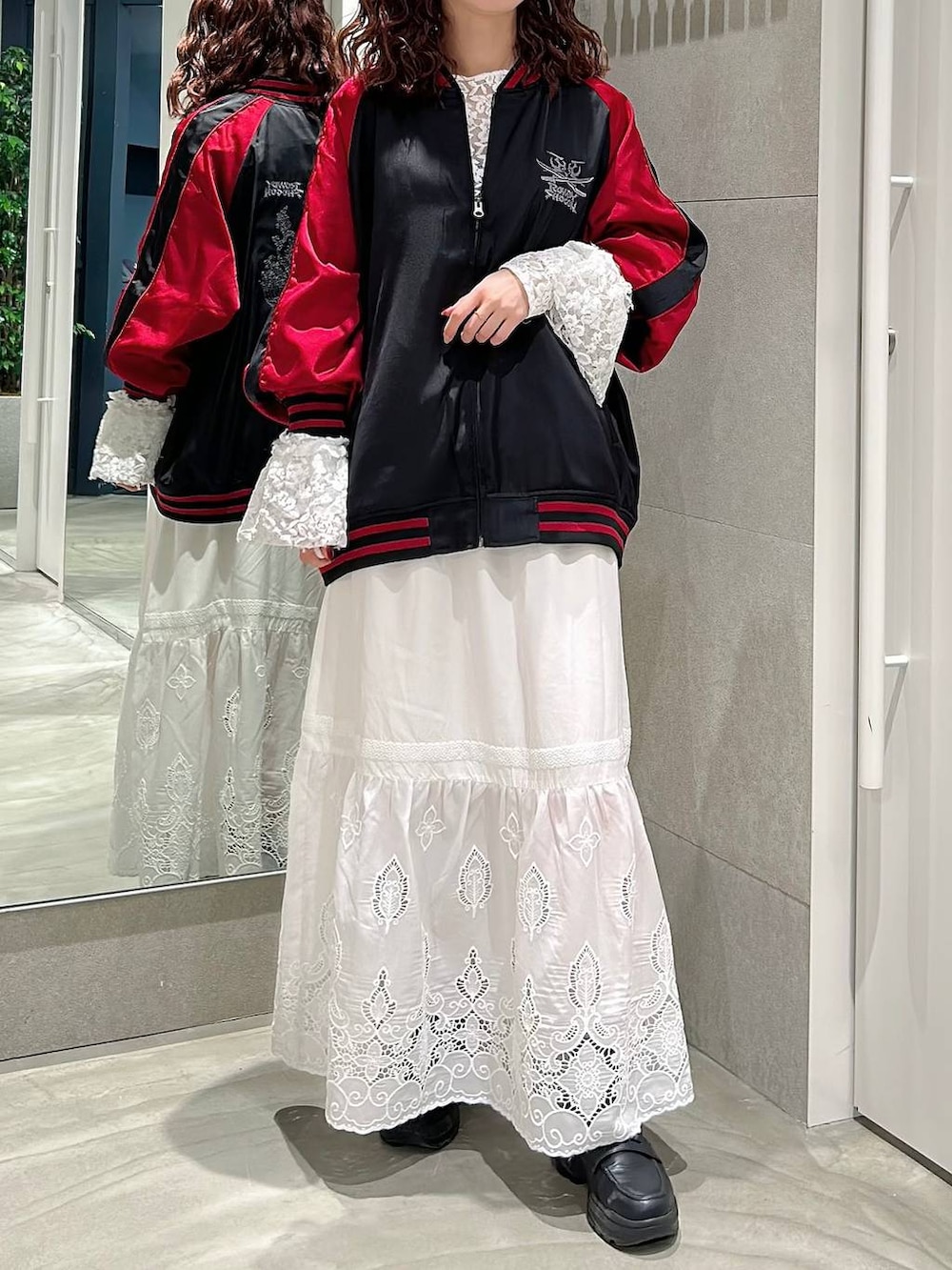 ブラック系のローファー、ホワイト系のTシャツ/カットソー、ブラック系のスカジャンを着用したレディースの春コーディネートの2枚目の写真