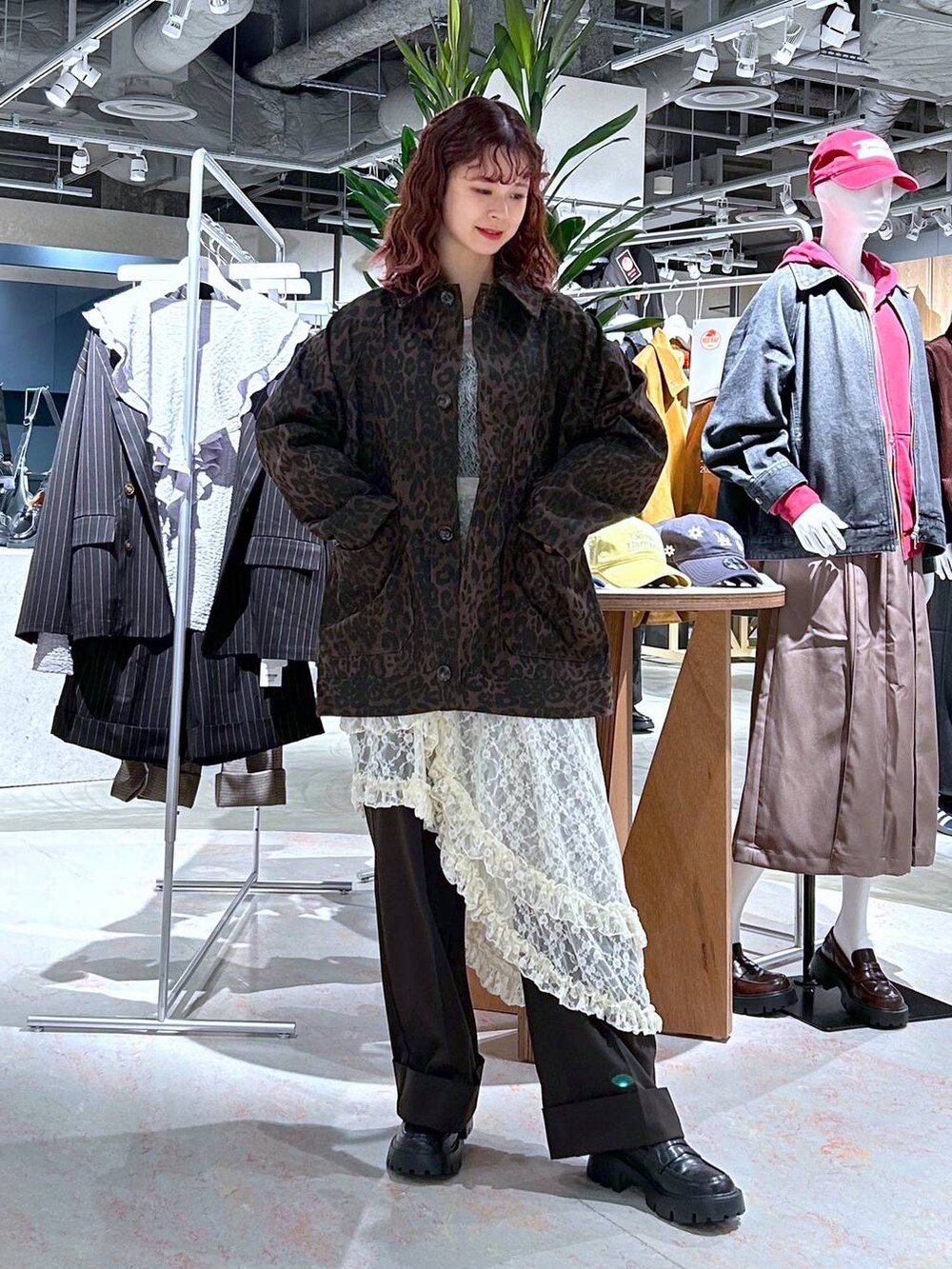 ブラック系のローファー、ホワイト系のスカート、ホワイト系のTシャツ/カットソーを着用したレディースの秋コーディネートの4枚目の写真