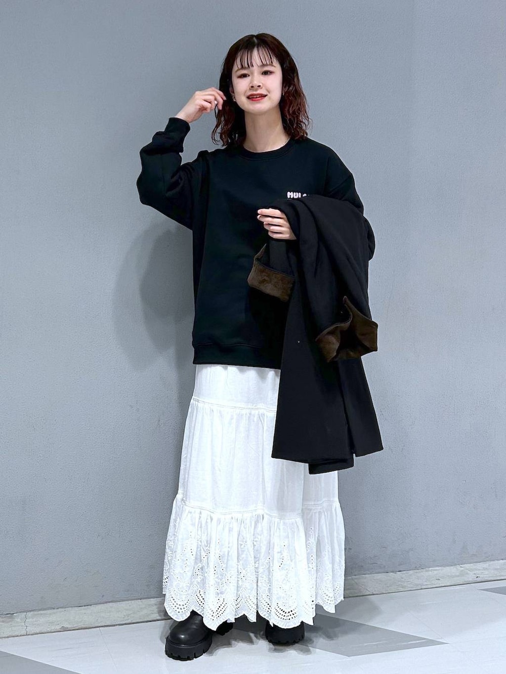 「高身長、ワンピース、骨格ウェーブ、体型カバー、韓国系、ユニセックス、モテ、カジュアル、ロングスカート、RAGEBLUE」｜「RAGEBLUEの＜WOOLLYTEC/ウーリーテック＞ハンティングステンカラーコート（ステンカラーコート、ブラック系）」を使った、理咲さん（レディース・163cm）の冬コーディネートの5枚目の写真