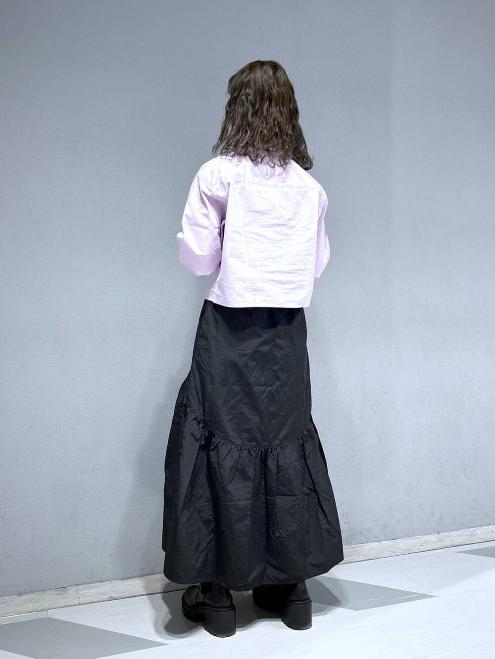 ピンク系のシャツ/ブラウス、ブラック系のスカートを着用したレディースの春コーディネートの4枚目の写真