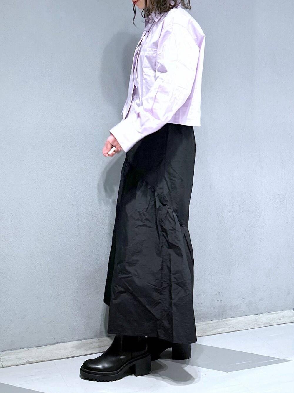 ピンク系のシャツ/ブラウス、ブラック系のスカートを着用したレディースの春コーディネートの3枚目の写真