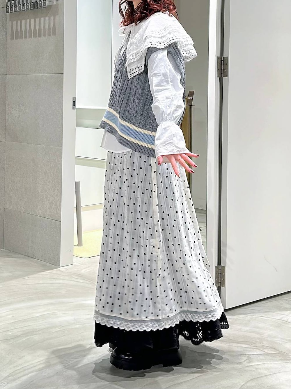 ブラック系のローファー、ホワイト系のシャツ/ブラウス、ホワイト系のワンピースを着用したレディースの春コーディネートの3枚目の写真