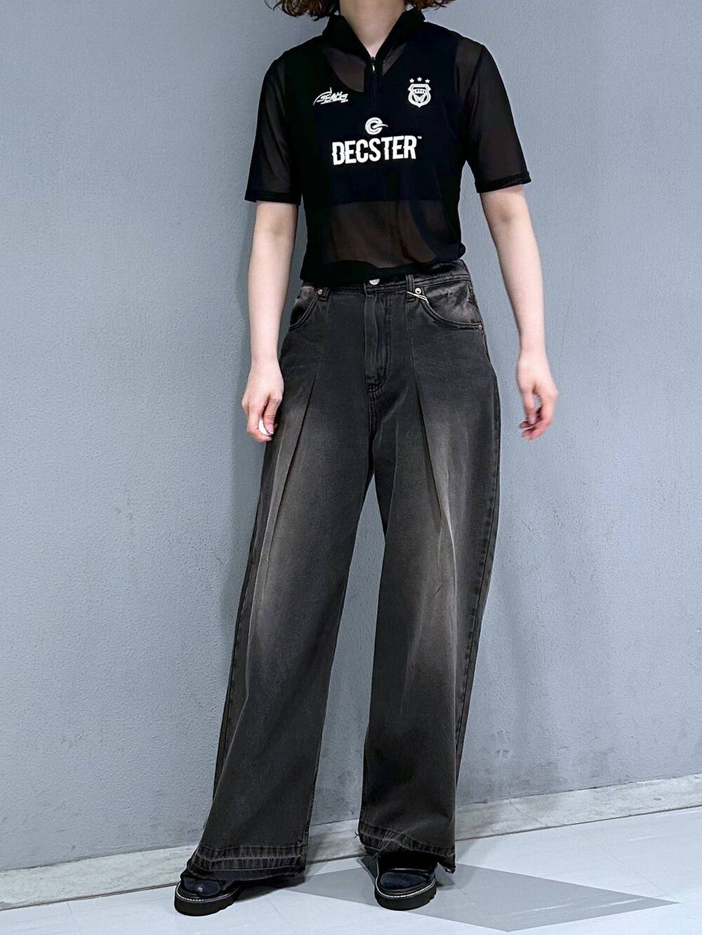 ブラック系のTシャツ/カットソー、ブラック系のデニムパンツを着用したレディースの夏コーディネートの2枚目の写真