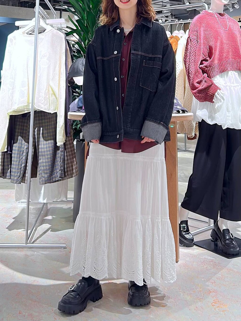 その他のローファー、ブラック系のデニムジャケット、レッド系のシャツ/ブラウスを着用したレディースの秋コーディネートの2枚目の写真