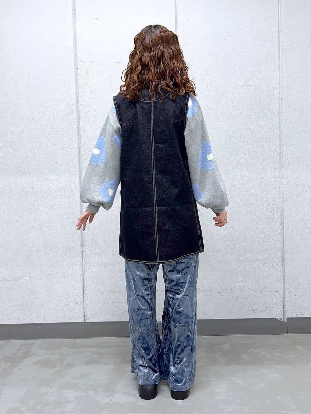 ブラック系のローファー、ブルー系のスウェットパンツ、ブラック系のワンピースを着用したレディースの冬コーディネートの5枚目の写真