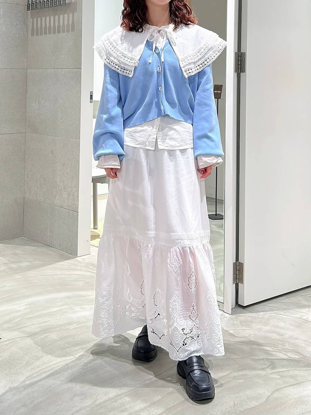 ブラック系のローファー、ホワイト系のシャツ/ブラウス、ホワイト系のスカートを着用したレディースの春コーディネートの2枚目の写真