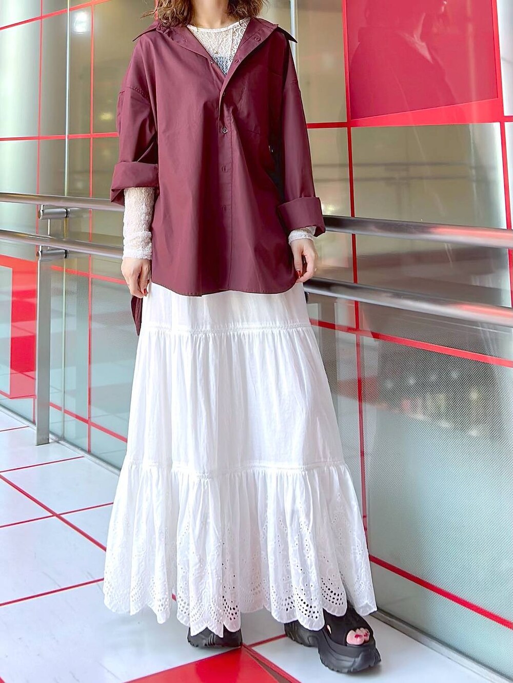 ブラック系のサンダル、ホワイト系のTシャツ/カットソー、レッド系のシャツ/ブラウスを着用したレディースの秋コーディネートの2枚目の写真