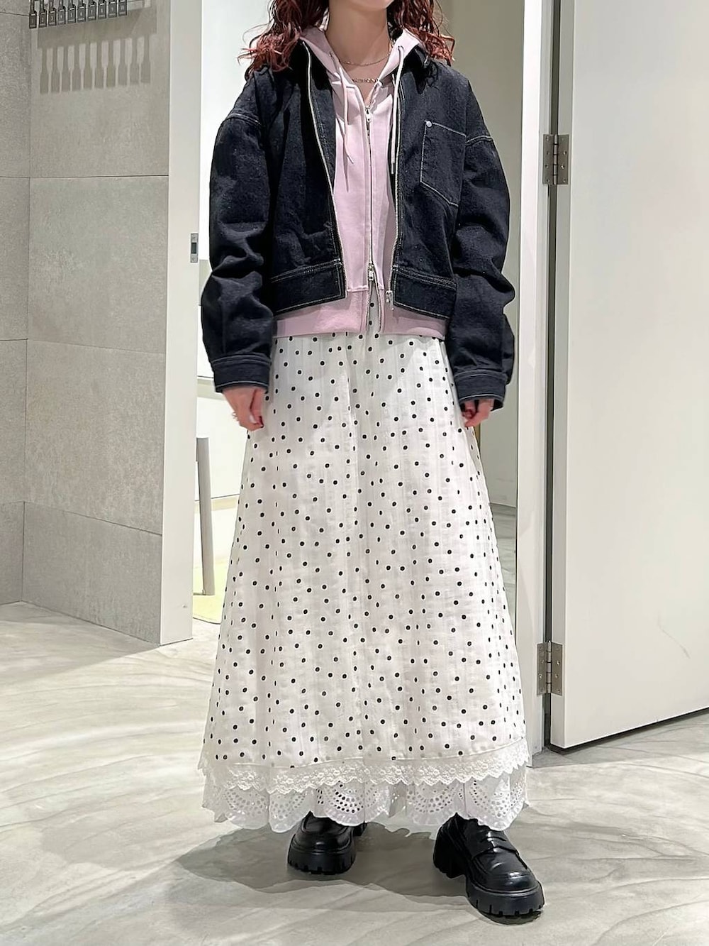 ブラック系のローファー、ブラック系のデニムジャケット、ホワイト系のワンピースを着用したレディースの春コーディネートの2枚目の写真