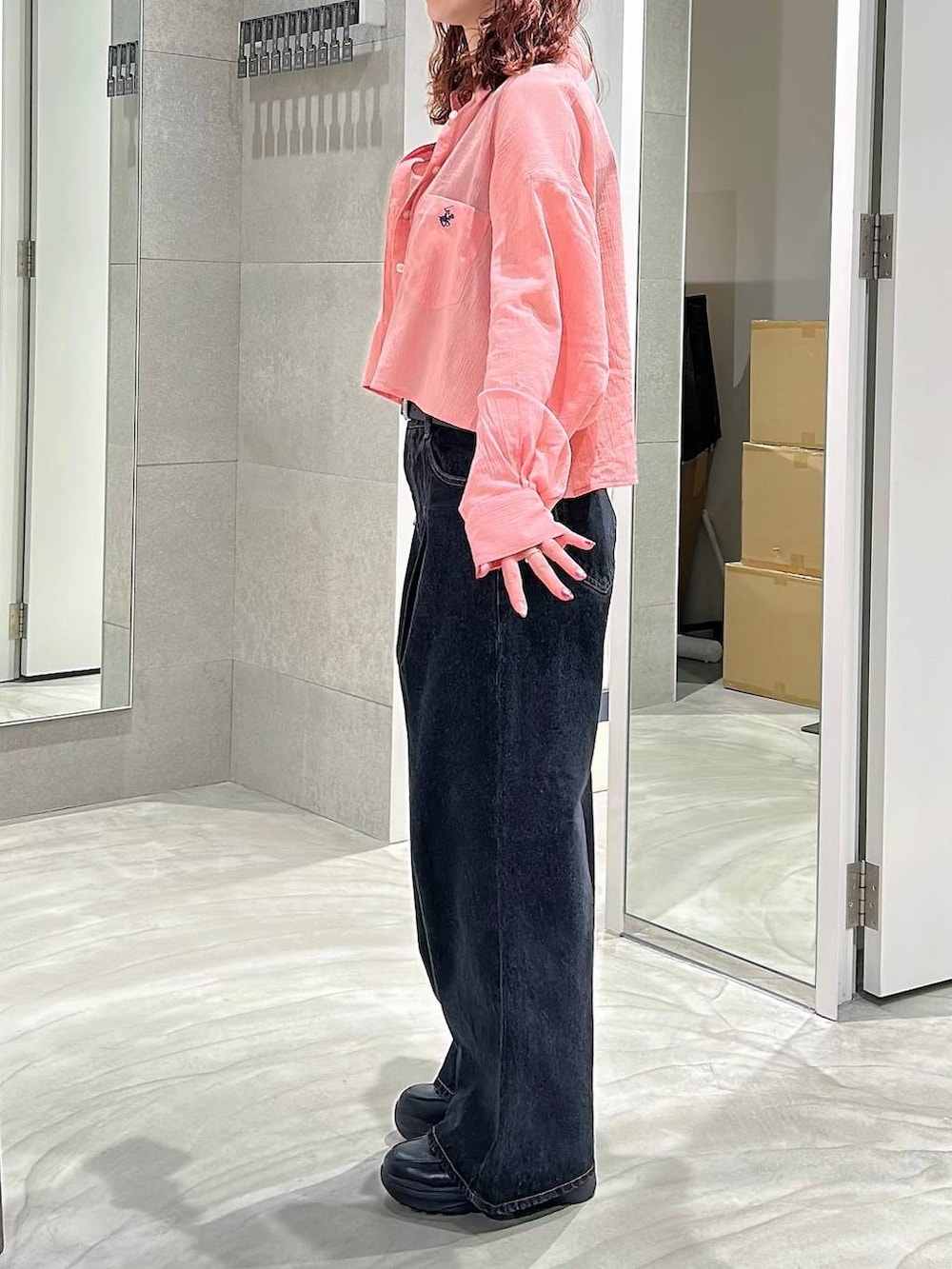 ブラック系のローファー、ピンク系のシャツ/ブラウス、ブラック系のデニムパンツを着用したレディースの春コーディネートの3枚目の写真