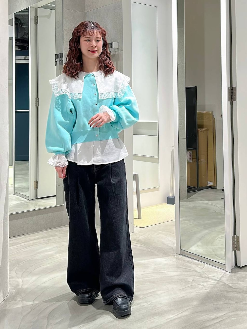 ブラック系のローファー、ブルー系のカーディガン/ボレロ、ブラック系のデニムパンツを着用したレディースの春コーディネートの4枚目の写真