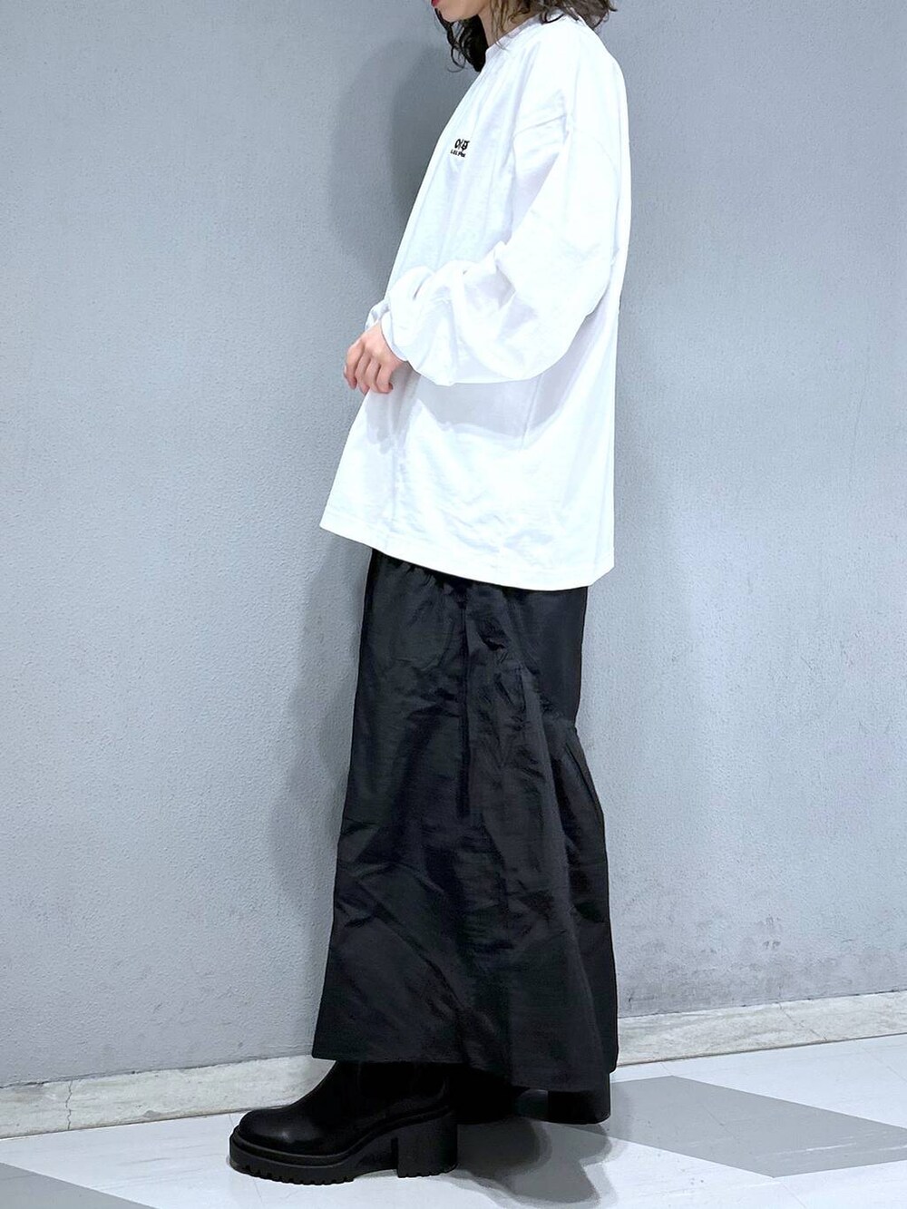 ホワイト系のTシャツ/カットソー、ブルー系のショルダーバッグ、ブラック系のスカートを着用したレディースの春コーディネートの4枚目の写真