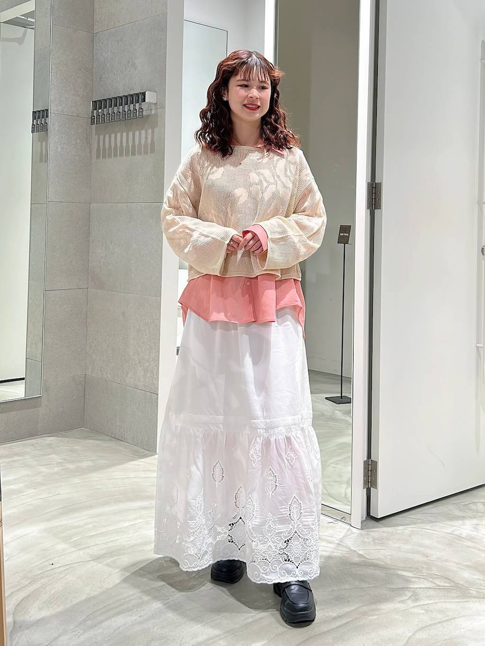 ブラック系のローファー、ピンク系のシャツ/ブラウス、ブラック系のブルゾンを着用したレディースの春コーディネートの4枚目の写真