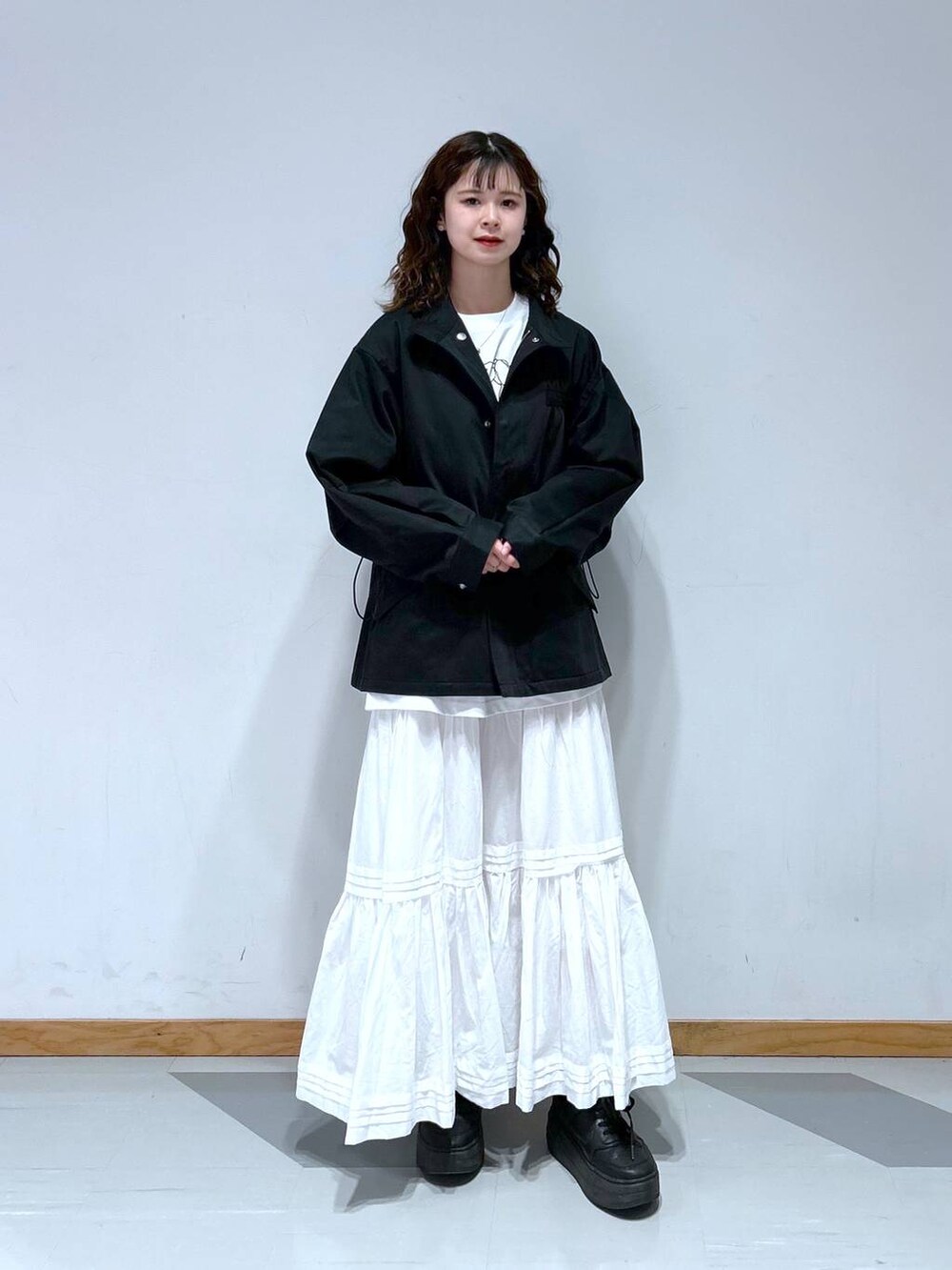 「骨格ウェーブ、高身長、体型カバー、韓国系、ユニセックス、モテ、カジュアル、ワンピース、ロングスカート、RAGEBLUE」｜「RAGEBLUEの2WAY/バックフリルデザイン/ショートモッズコート（モッズコート、ブラック系）」を使った、理咲さん（レディース・163cm）の春コーディネートの5枚目の写真