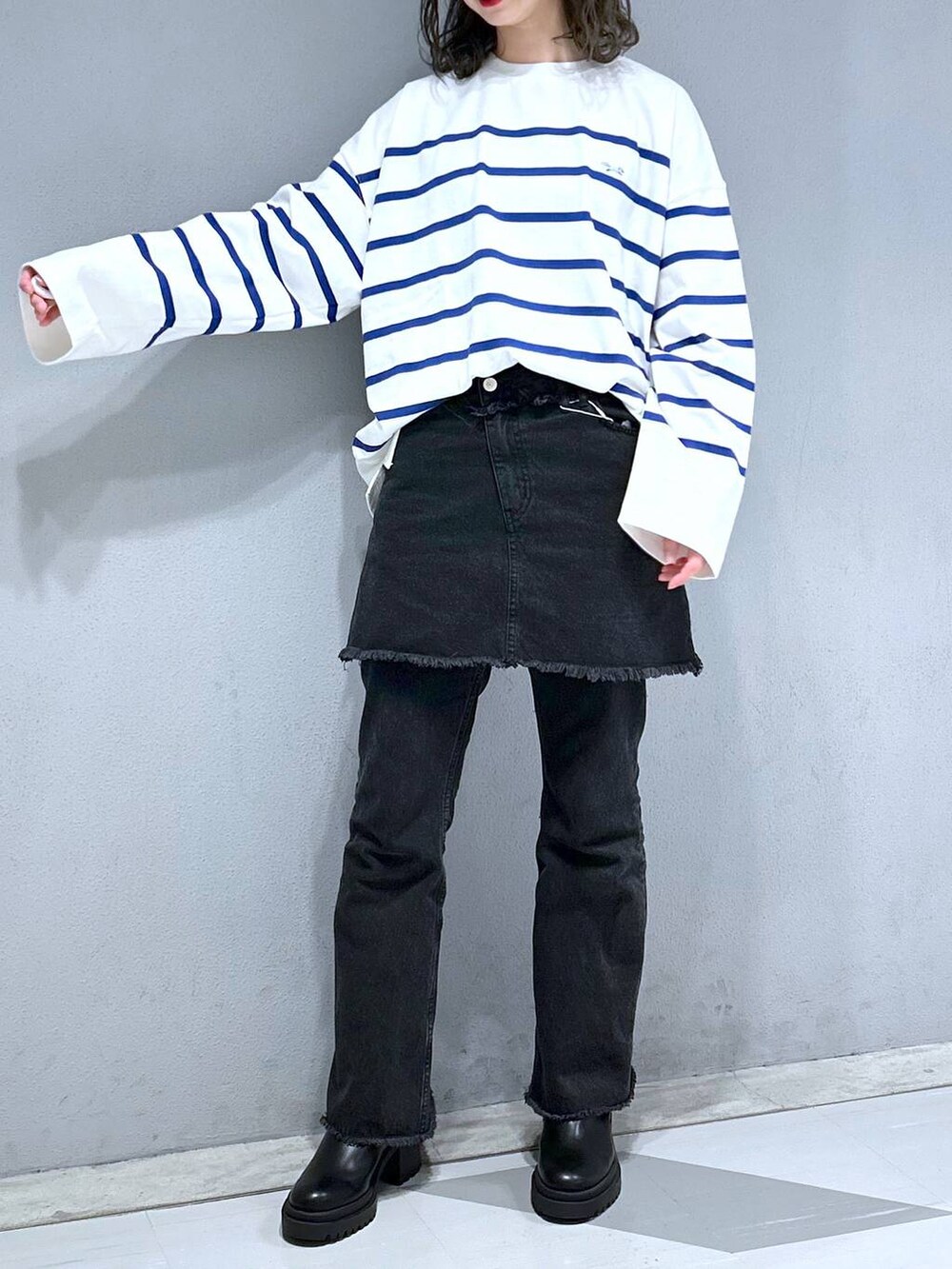 ホワイト系のTシャツ/カットソー、ブラック系のデニムパンツを着用したレディースの春コーディネートの2枚目の写真