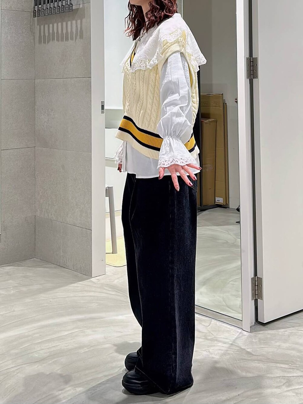 ブラック系のローファー、ブラック系のデニムパンツ、ホワイト系のシャツ/ブラウスを着用したレディースの春コーディネートの3枚目の写真