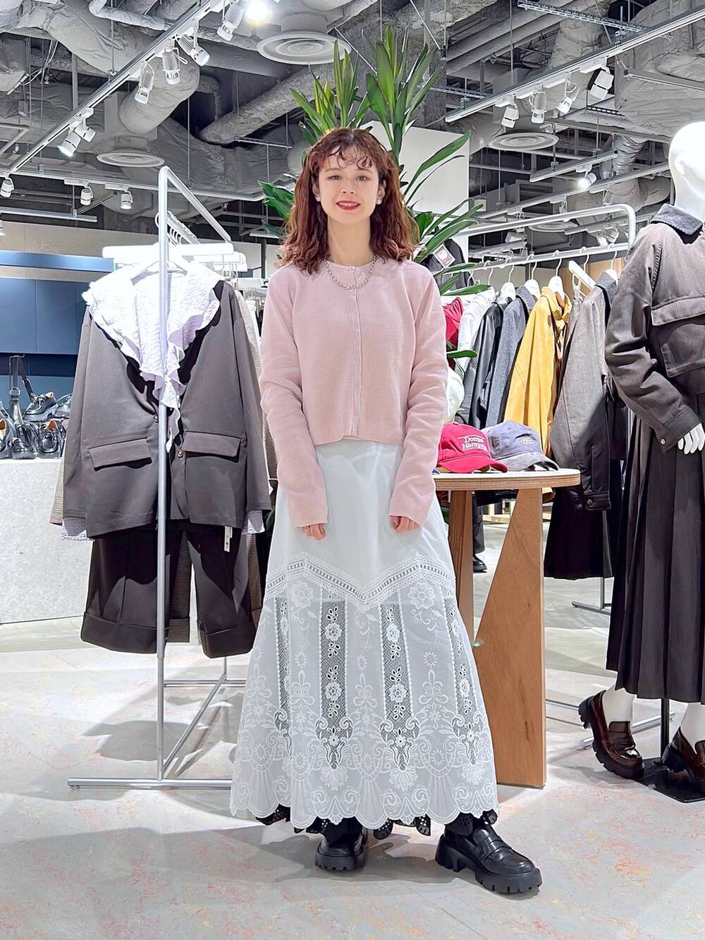 ブラック系のローファー、ピンク系のカーディガン/ボレロ、ブラック系のスカートを着用したレディースの秋コーディネートの3枚目の写真