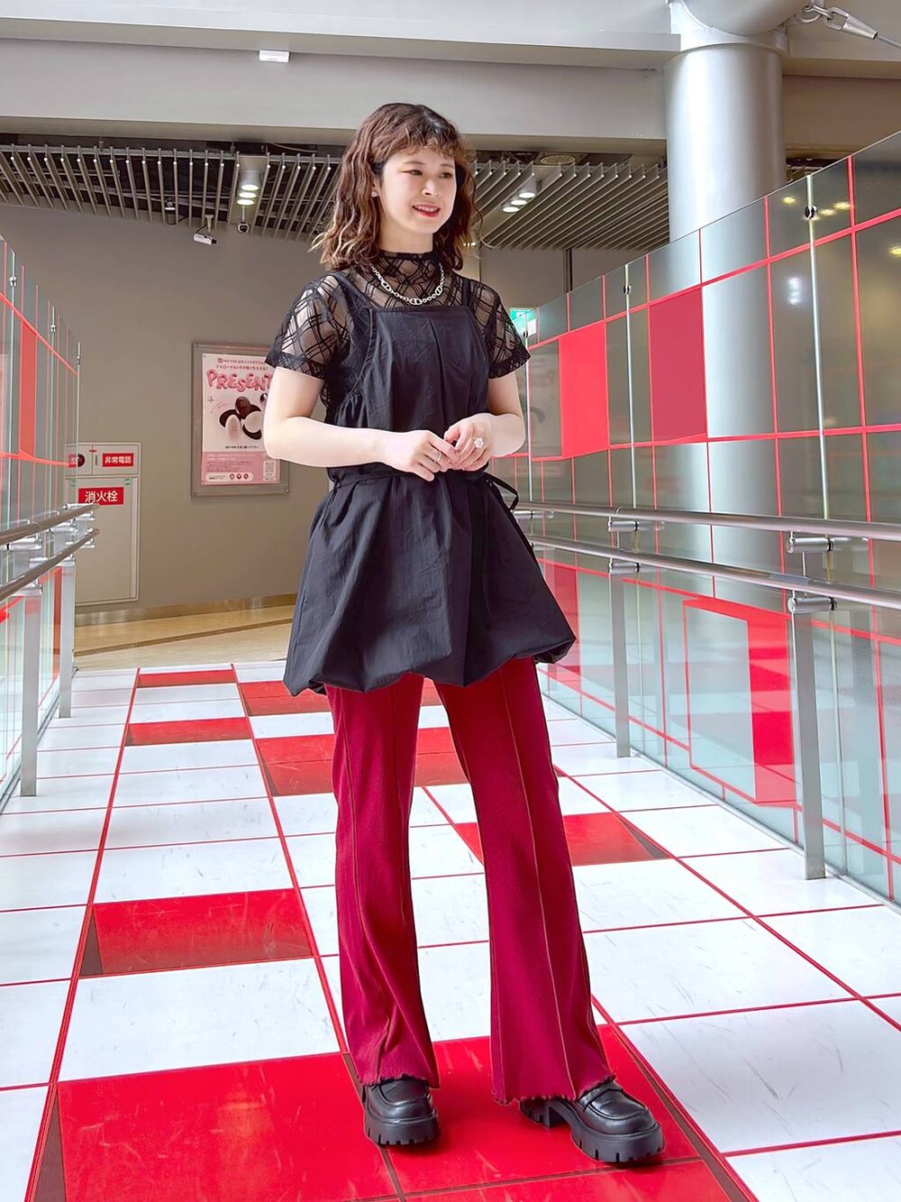 ブラック系のローファー、ブラック系のTシャツ/カットソー、ブラック系のワンピースを着用したレディースの夏コーディネートの3枚目の写真