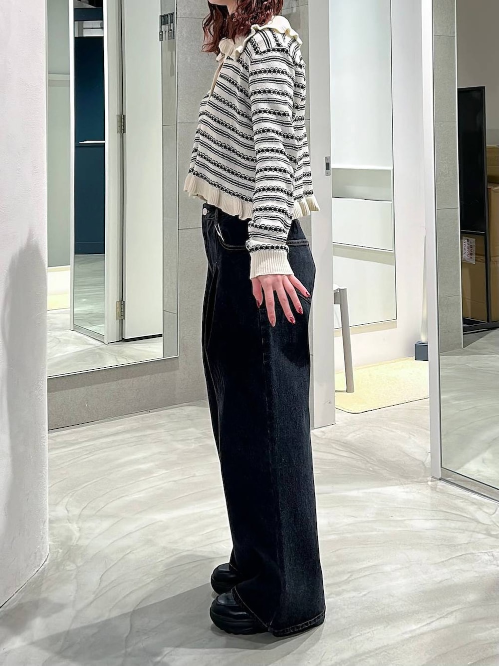 ブラック系のローファー、ブラック系のデニムパンツ、ホワイト系のカーディガン/ボレロを着用したレディースの春コーディネートの3枚目の写真