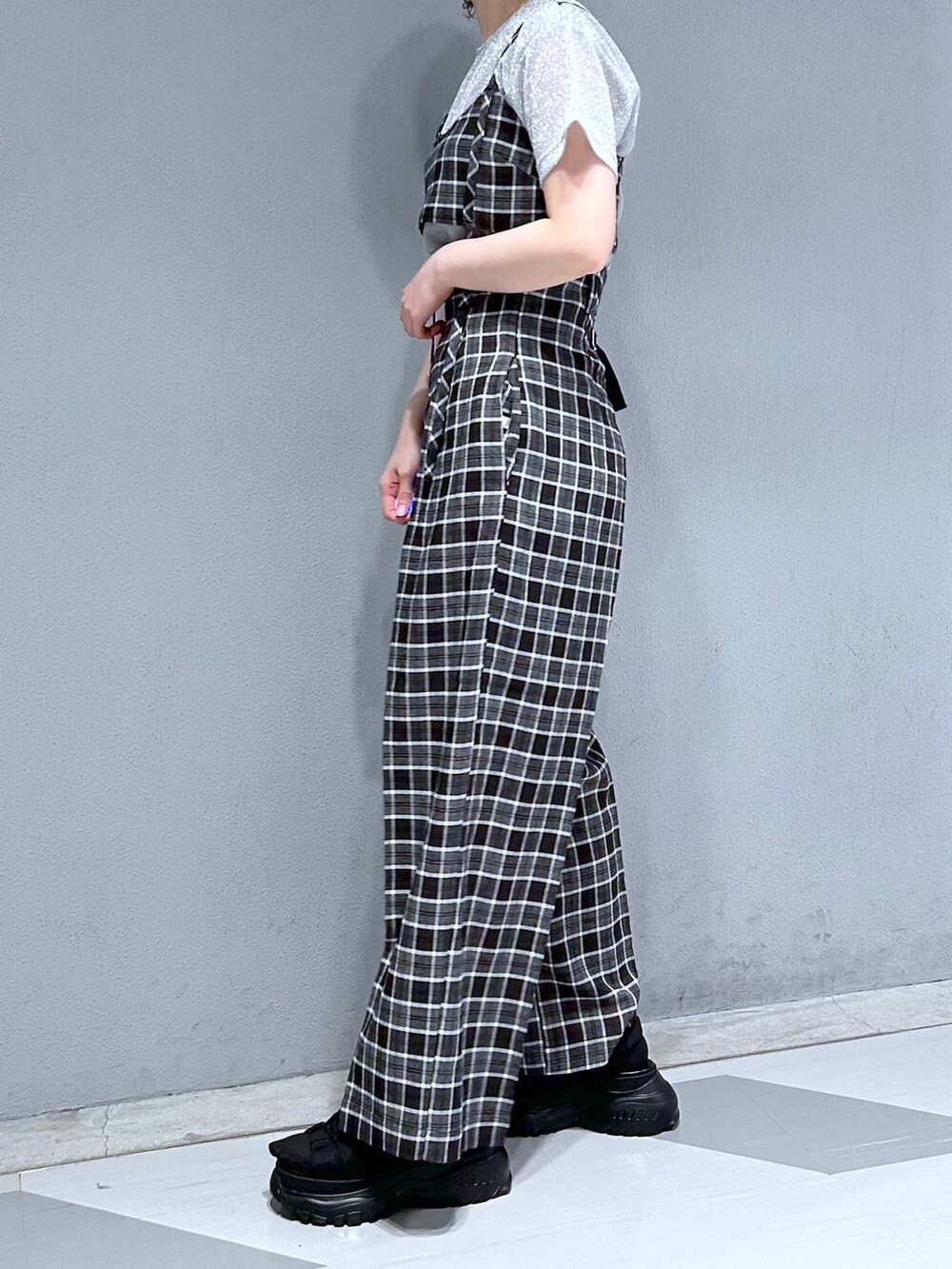 ブラック系のスラックス、グレー系のTシャツ/カットソーを着用したレディースの夏コーディネートの3枚目の写真