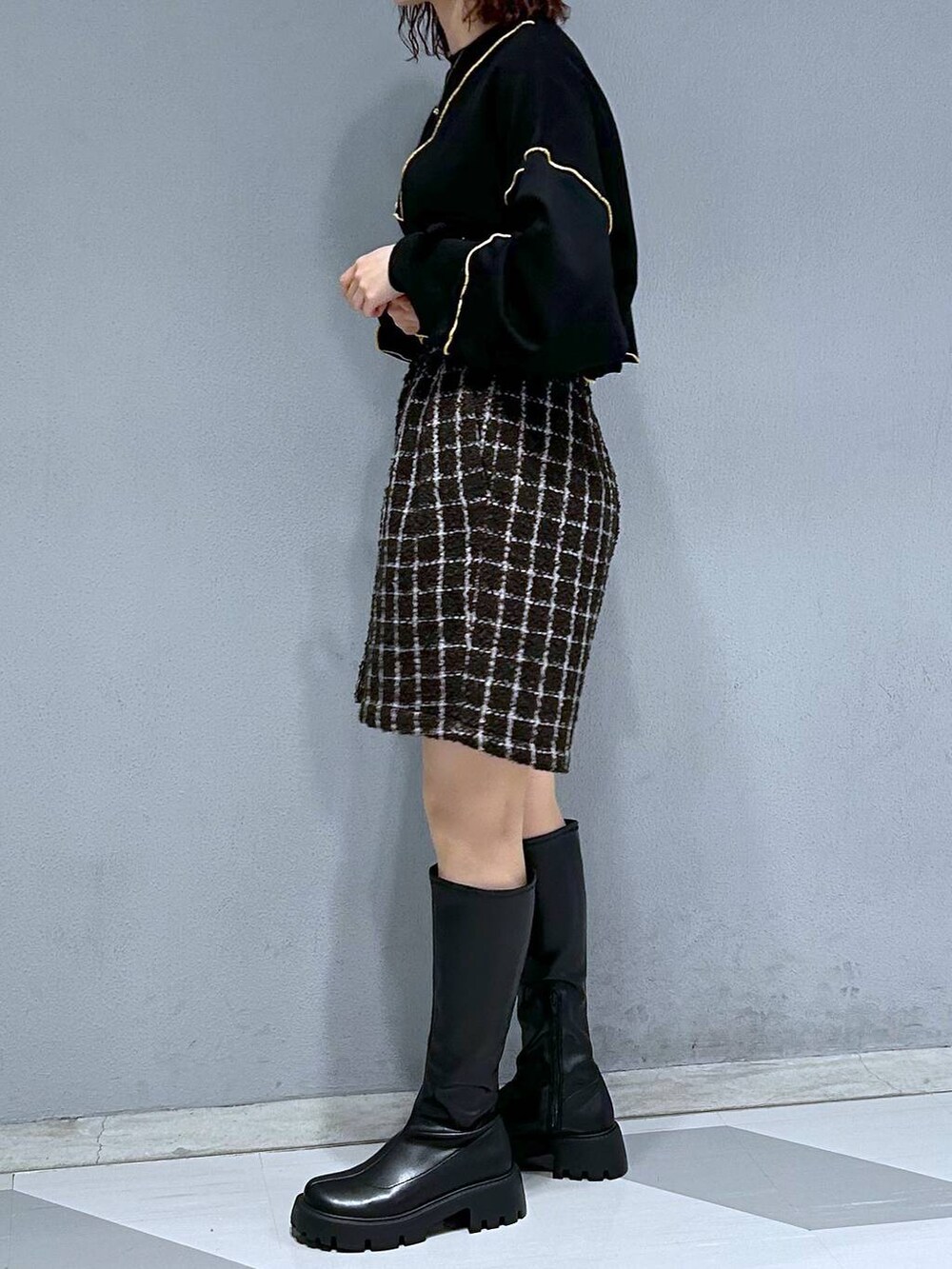 ブラック系のブーツ、ブラック系のスウェット、ベージュ系のブルゾンを着用したレディースの秋コーディネートの3枚目の写真