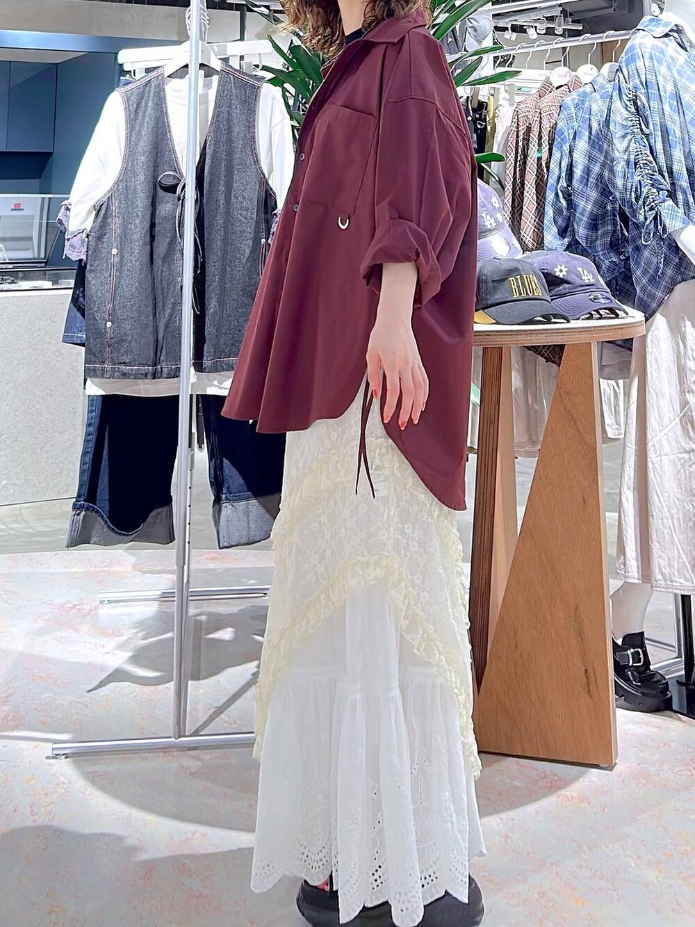 ブラック系のサンダル、ホワイト系のワンピース、レッド系のシャツ/ブラウスを着用したレディースの秋コーディネートの3枚目の写真