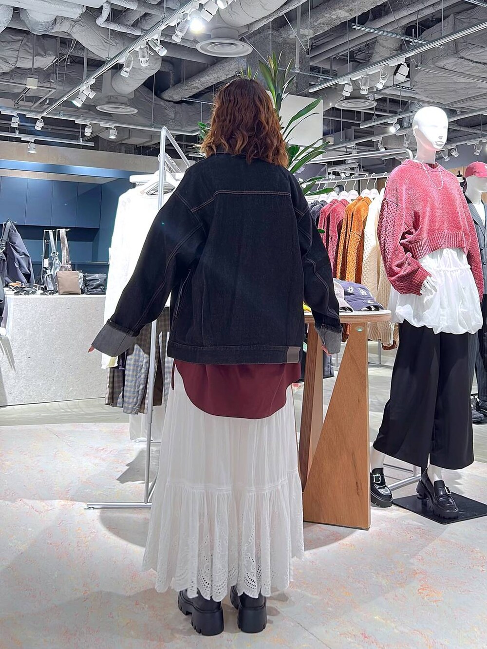 その他のローファー、ブラック系のデニムジャケット、レッド系のシャツ/ブラウスを着用したレディースの秋コーディネートの6枚目の写真